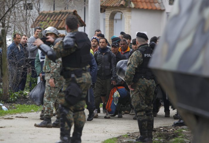 Επιστρέφουν οι πρόσφυγες στον καταυλισμό μετά τη δύσκολη νύχτα