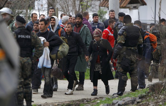 Επιστρέφουν οι πρόσφυγες στον καταυλισμό μετά τη δύσκολη νύχτα - εικόνα 2