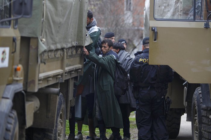 Επιστρέφουν οι πρόσφυγες στον καταυλισμό μετά τη δύσκολη νύχτα - εικόνα 5