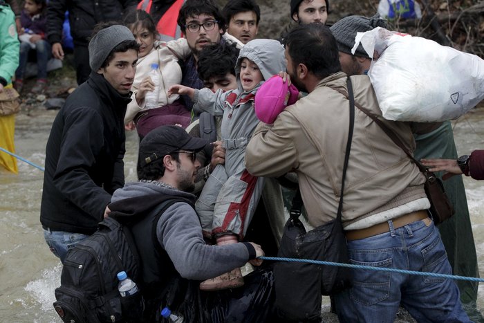 Επιστρέφουν οι πρόσφυγες στον καταυλισμό μετά τη δύσκολη νύχτα - εικόνα 8