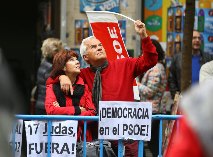 Σύμφωνα με όσα μεταδίδει η Le Monde, η απόφαση ελήφθη στη λογική του «μικρότερου κακού», ωστόσο το Σοσιαλιστικό Κόμμα παραμένει διχασμένο
