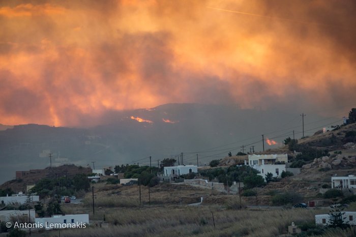 Πύρινη κόλαση στη Σύρο, καίγονται σπίτια- VIDEO - εικόνα 2
