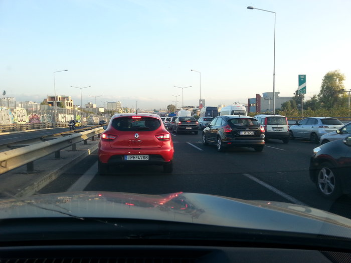 Ουρές χιλιομέτρων από ανατροπή νταλίκας στην άνοδο του Κηφισού [εικονες]