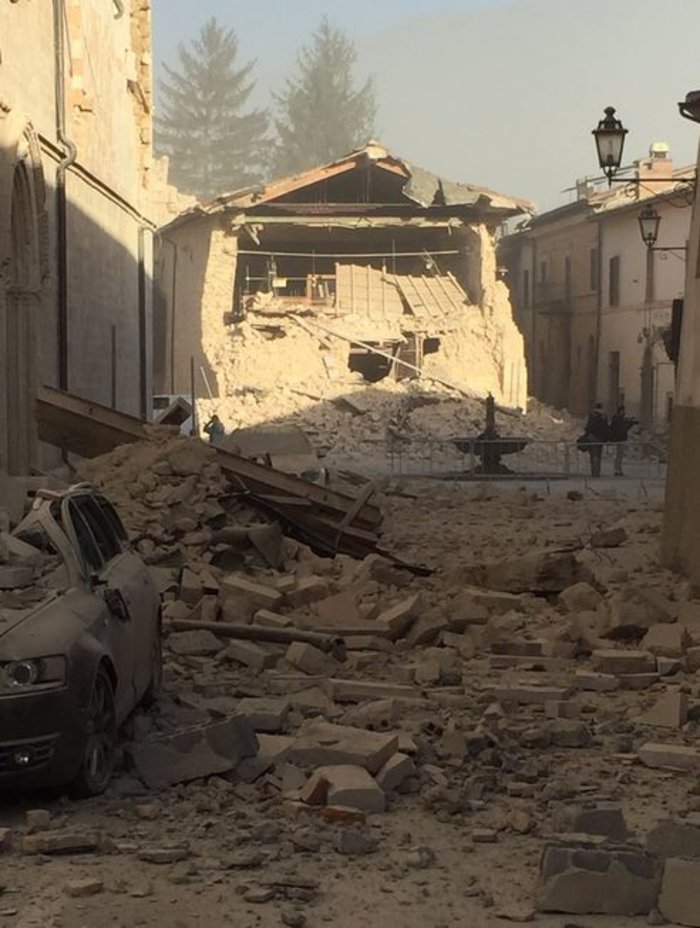 Δεκάδες κτίρια κατέρρευσαν από τα 6,6 Ρίχτερ στην Ιταλία [ΕΙΚΟΝΕΣ-ΒΙΝΤΕΟ] - εικόνα 4