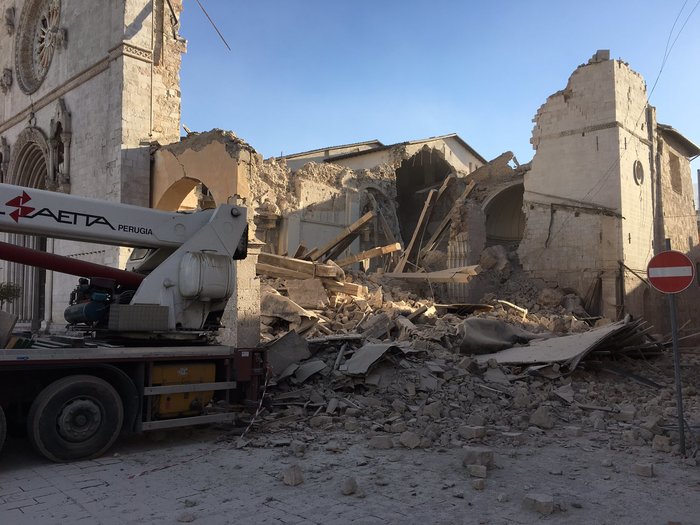 Δεκάδες κτίρια κατέρρευσαν από τα 6,6 Ρίχτερ στην Ιταλία [ΕΙΚΟΝΕΣ-ΒΙΝΤΕΟ] - εικόνα 5