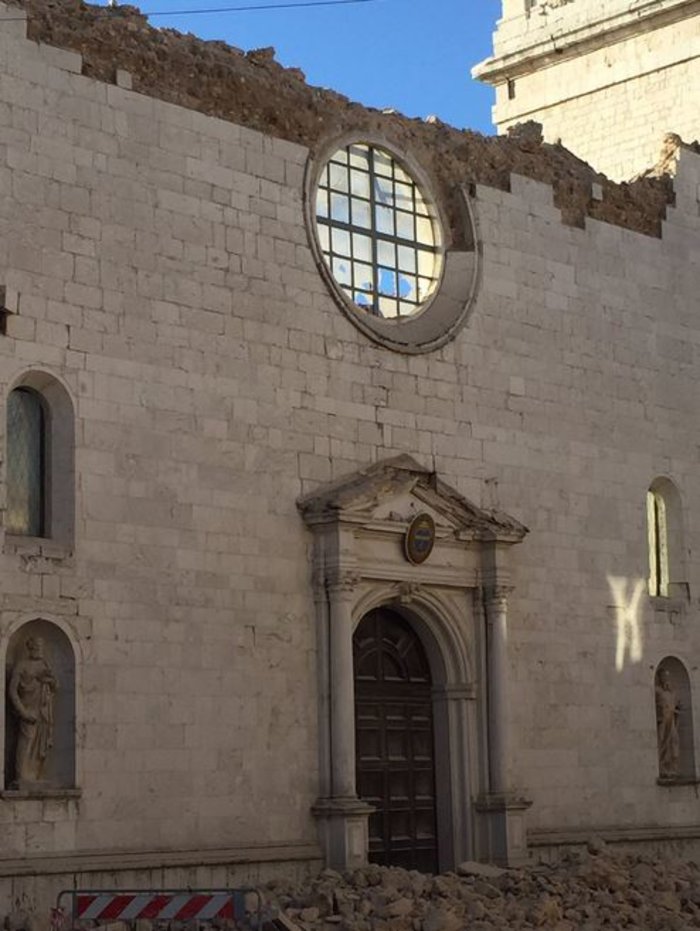 Δεκάδες κτίρια κατέρρευσαν από τα 6,6 Ρίχτερ στην Ιταλία [ΕΙΚΟΝΕΣ-ΒΙΝΤΕΟ] - εικόνα 8