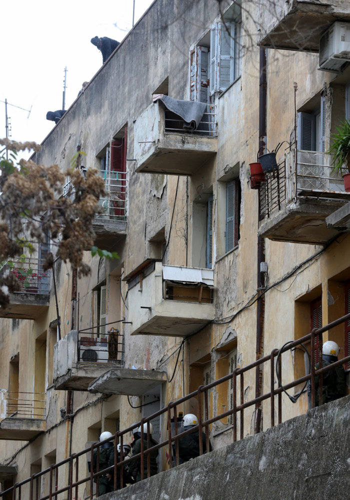 Επίθεση αντιεξουσιαστών έξω από το Εφετείο, 11 προσαγωγές - εικόνα 2