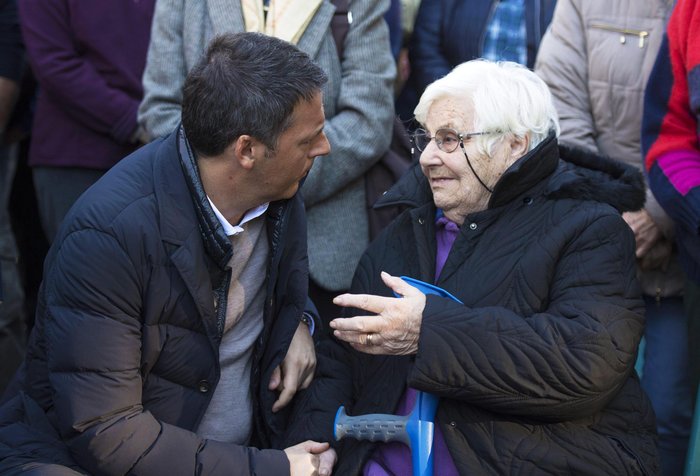 Ο Ρέντσι παρηγορεί τους σεισμόπληκτους που ζουν στο δρόμο - φωτό -