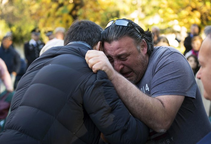 Ο Ρέντσι παρηγορεί τους σεισμόπληκτους που ζουν στο δρόμο - φωτό - - εικόνα 2