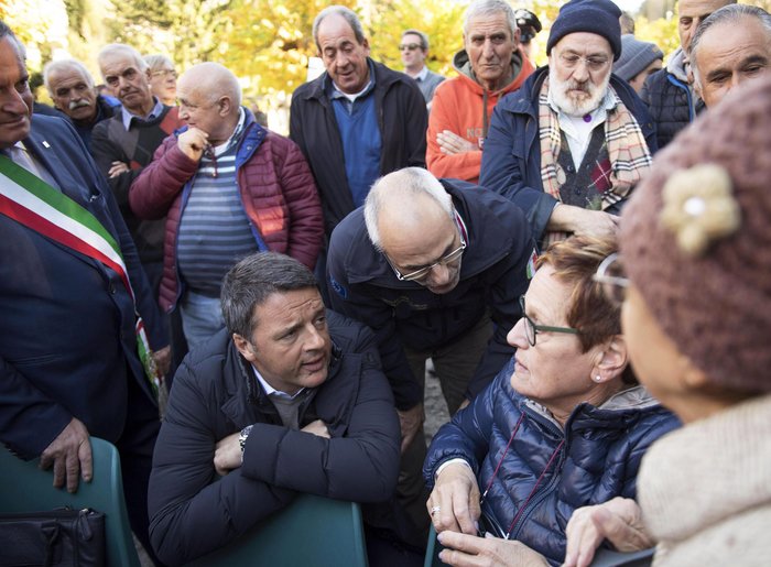Ο Ρέντσι παρηγορεί τους σεισμόπληκτους που ζουν στο δρόμο - φωτό - - εικόνα 3