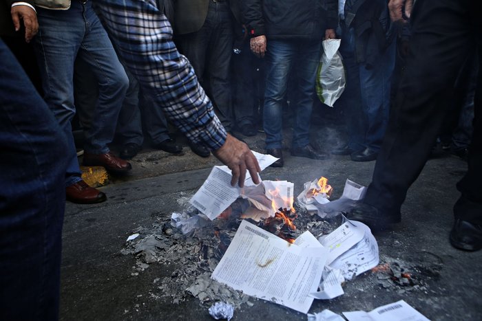 Χιλιάδες συνταξιούχοι στους δρόμους για τις περικοπές