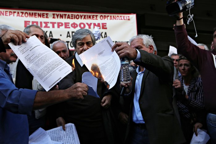 Χιλιάδες συνταξιούχοι στους δρόμους για τις περικοπές - εικόνα 6