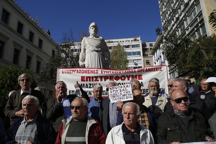 Χιλιάδες συνταξιούχοι στους δρόμους για τις περικοπές - εικόνα 7