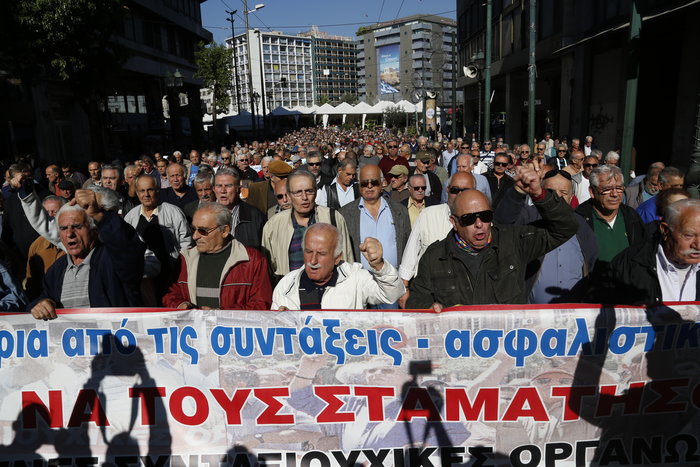 Χιλιάδες συνταξιούχοι στους δρόμους για τις περικοπές - εικόνα 8
