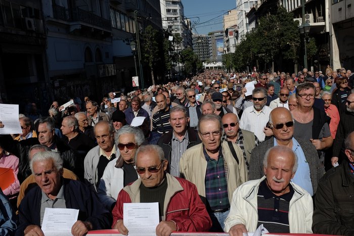 Χιλιάδες συνταξιούχοι στους δρόμους για τις περικοπές - εικόνα 9