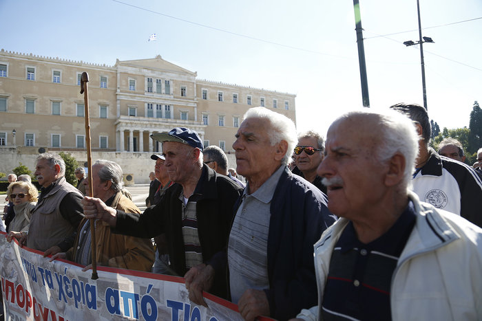 Χιλιάδες συνταξιούχοι στους δρόμους για τις περικοπές - εικόνα 3