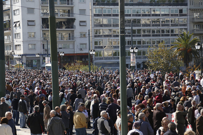 Χιλιάδες συνταξιούχοι στους δρόμους για τις περικοπές - εικόνα 2