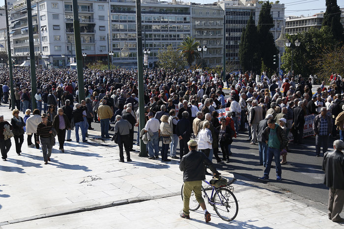 Χιλιάδες συνταξιούχοι στους δρόμους για τις περικοπές - εικόνα 10