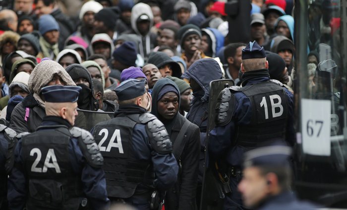 Διέλυσαν τον καταυλισμό με 3.000 πρόσφυγες στο Παρίσι - εικόνα 4