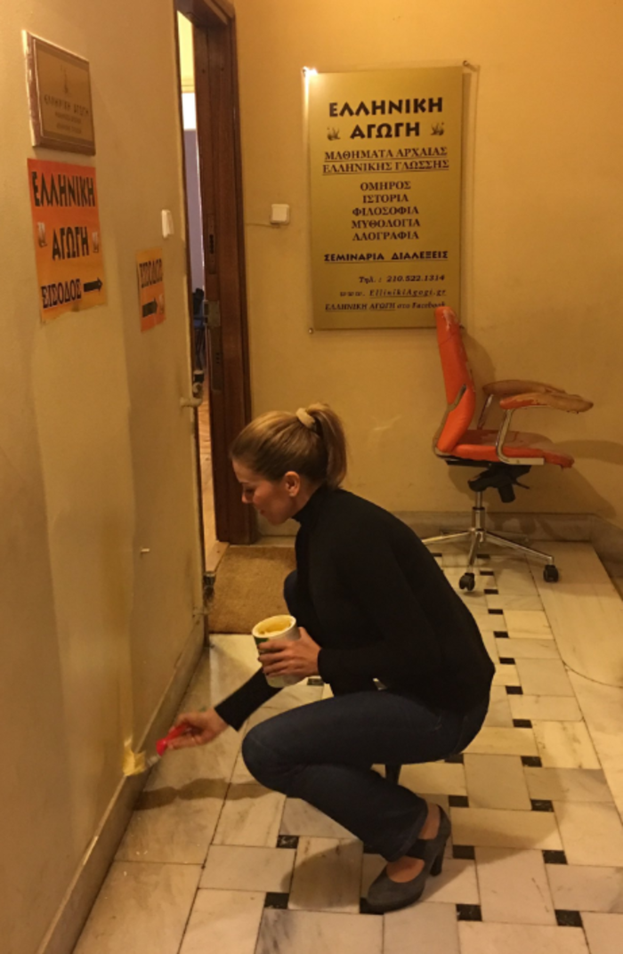 Η Μανωλίδου σβήνει αναρχικά σύμβολα για χάρη του Άδωνι-Δείτε φωτο - εικόνα 3