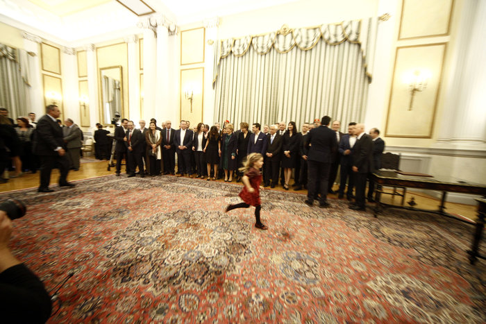 Ο Τσίπρας αγκαλιά με την κόρη του Καμμένου στο Προεδρικό