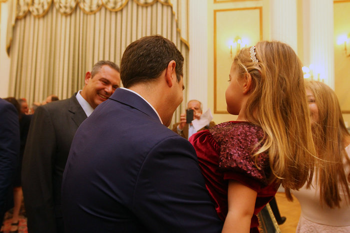 Ο Τσίπρας αγκαλιά με την κόρη του Καμμένου στο Προεδρικό - εικόνα 2