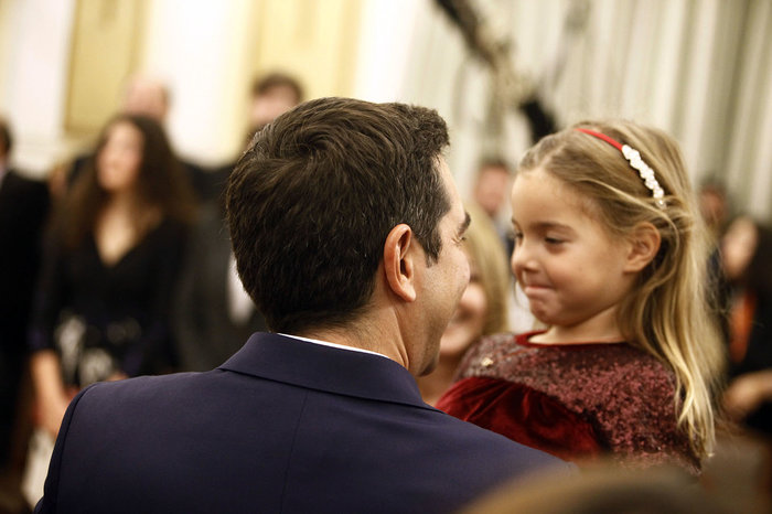 Ο Τσίπρας αγκαλιά με την κόρη του Καμμένου στο Προεδρικό - εικόνα 3