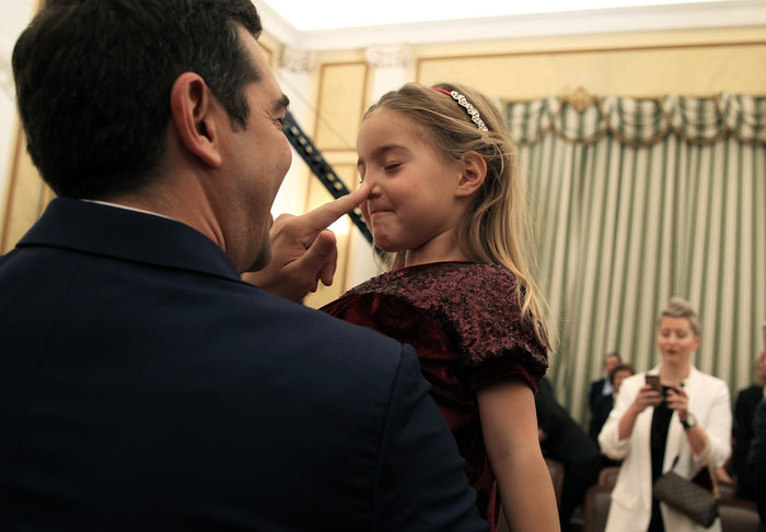 Ο Τσίπρας αγκαλιά με την κόρη του Καμμένου στο Προεδρικό - εικόνα 4