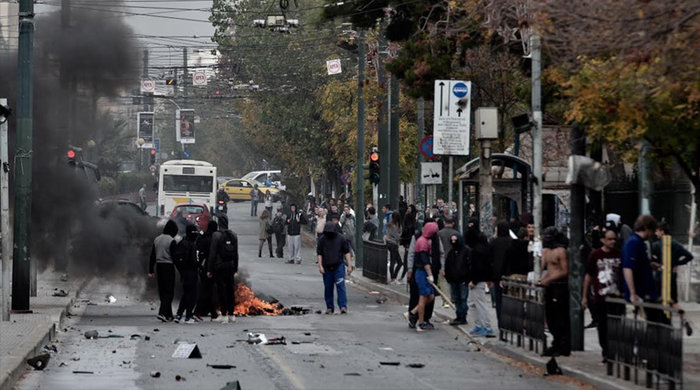 Βανδαλισμοί και φωτιές από κουκουλοφόρους στο Πολυτεχνείο - εικόνα 4