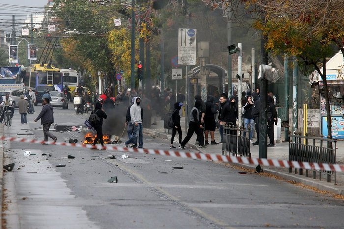 Βανδαλισμοί και φωτιές από κουκουλοφόρους στο Πολυτεχνείο - εικόνα 6