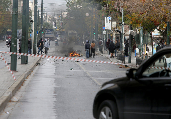 Βανδαλισμοί και φωτιές από κουκουλοφόρους στο Πολυτεχνείο - εικόνα 7