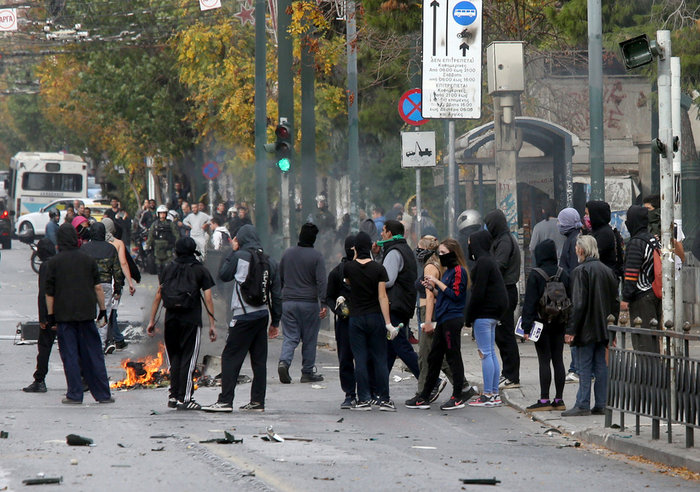 Βανδαλισμοί και φωτιές από κουκουλοφόρους στο Πολυτεχνείο - εικόνα 8
