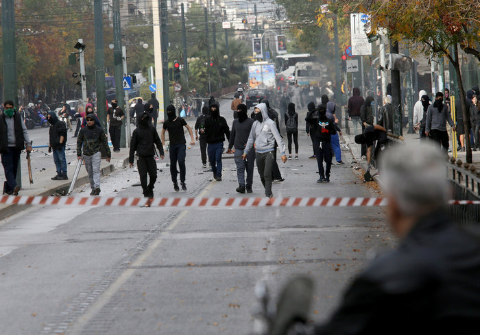 Βανδαλισμοί και φωτιές από κουκουλοφόρους στο Πολυτεχνείο - εικόνα 9