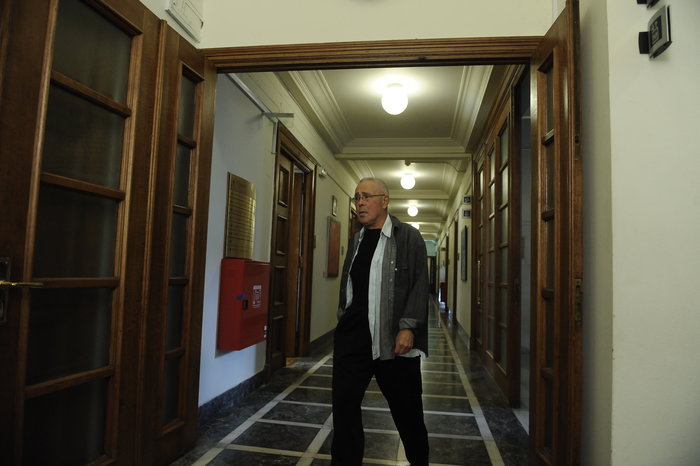 Φορώντας τρία πουκάμισα ταυτόχρονα ο Ζουράρις στο πρώτο υπουργικό-Φωτο