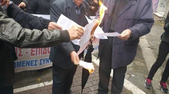 Συνταξιούχοι στη Λάρισα έκαψαν τις επιστολές Κατρούγκαλου