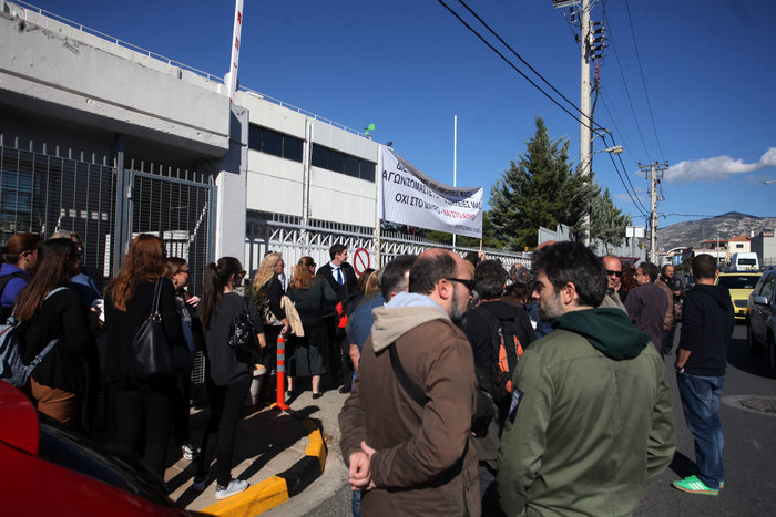 Διαμαρτυρία απλήρωτων του Μega έξω από το ΕΘΝΟΣ