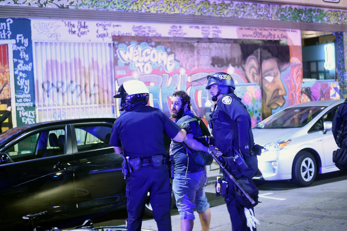 Φωτιές και συλλήψεις σε διαδηλώσεις κατά του Τραμπ στις ΗΠΑ - εικόνα 3