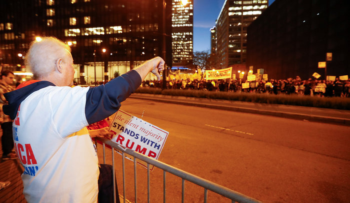 Φωτιές και συλλήψεις σε διαδηλώσεις κατά του Τραμπ στις ΗΠΑ - εικόνα 11