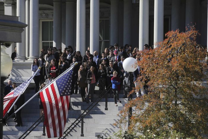 Τα παγωμένα πρόσωπα και η αμήχανη χειραψία Ομπάμα-Τραμπ στον Λευκό Οίκο