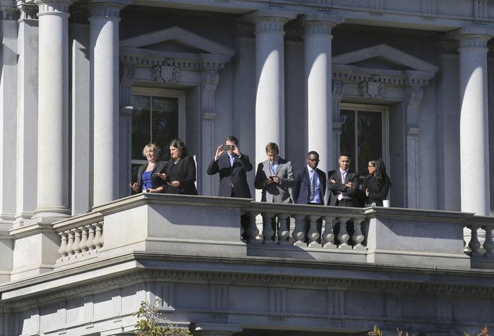 Τα παγωμένα πρόσωπα και η αμήχανη χειραψία Ομπάμα-Τραμπ στον Λευκό Οίκο - εικόνα 2