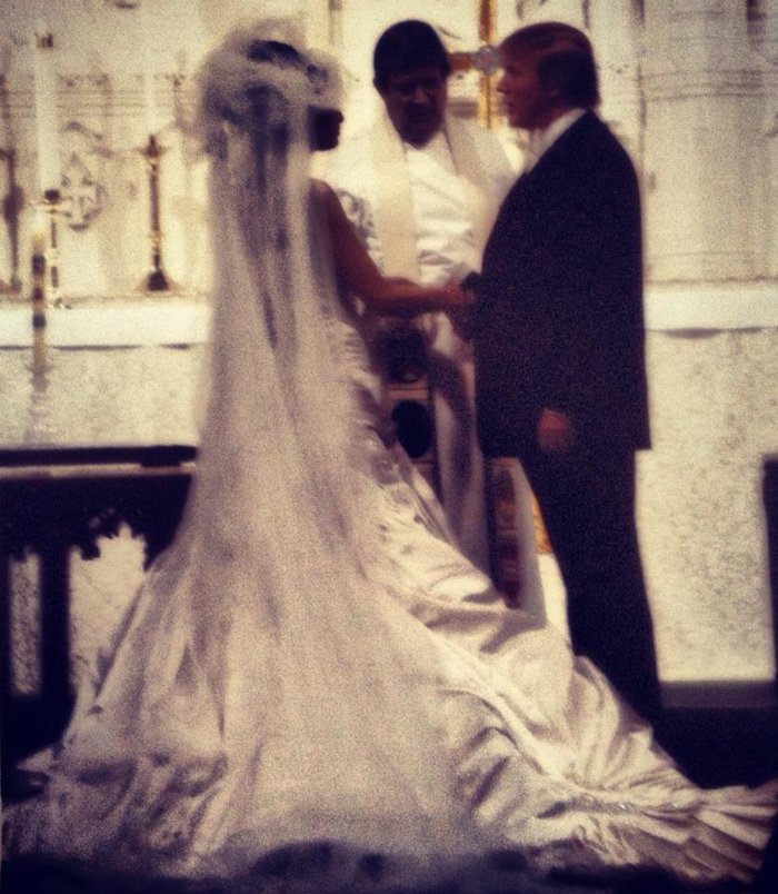 Το εξωφρενικό νυφικό με το οποίο η Μελάνια παντρεύτηκε τον Τραμπ - εικόνα 5