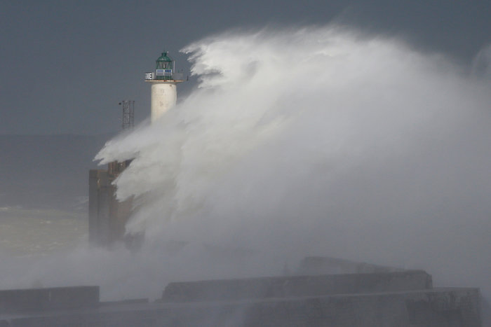 Η καταιγίδα Ανγκους σαρρώνει τη Βρετανία και τη Γαλλία