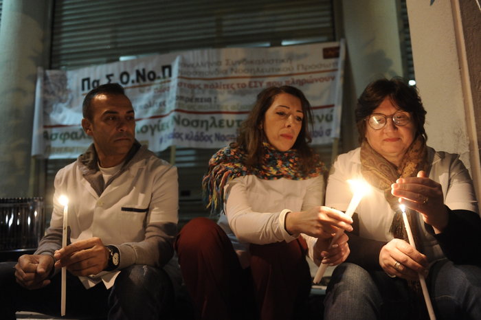 «Ξενύχτησαν» έξω από το υπουργείο Υγείας οι νοσηλευτές - εικόνα 2