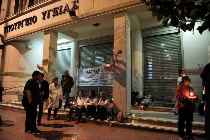 «Ξενύχτησαν» έξω από το υπουργείο Υγείας οι νοσηλευτές - εικόνα 3