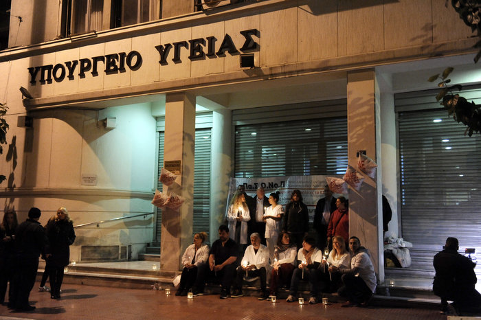 «Ξενύχτησαν» έξω από το υπουργείο Υγείας οι νοσηλευτές - εικόνα 6