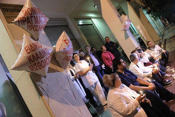 «Ξενύχτησαν» έξω από το υπουργείο Υγείας οι νοσηλευτές - εικόνα 9