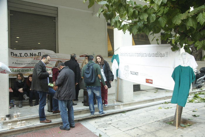 «Ξενύχτησαν» έξω από το υπουργείο Υγείας οι νοσηλευτές - εικόνα 11