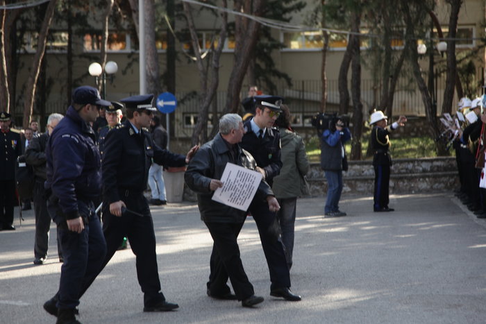 Το απρόοπτο στην κηδεία του Κωστή Στεφανόπουλου