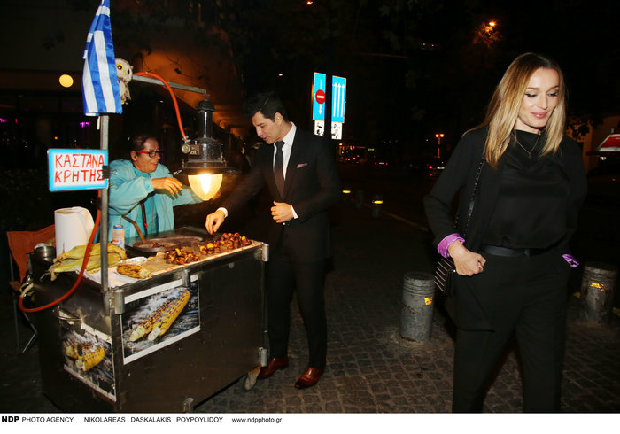 Τι τρώει μετά το ξενύχτι ο Σάκης Ρουβάς; Η στάση σε πλανόδιο [Εικόνες] - εικόνα 3