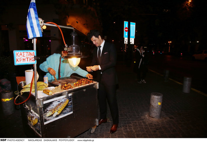 Τι τρώει μετά το ξενύχτι ο Σάκης Ρουβάς; Η στάση σε πλανόδιο [Εικόνες] - εικόνα 5